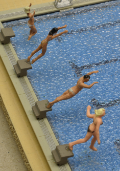 8 badende oder schwimmende Figuren